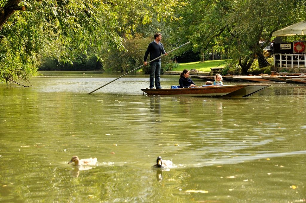 Traditional Punt & Boat Hire at Cherwell Boathouse Experience Oxfordshire