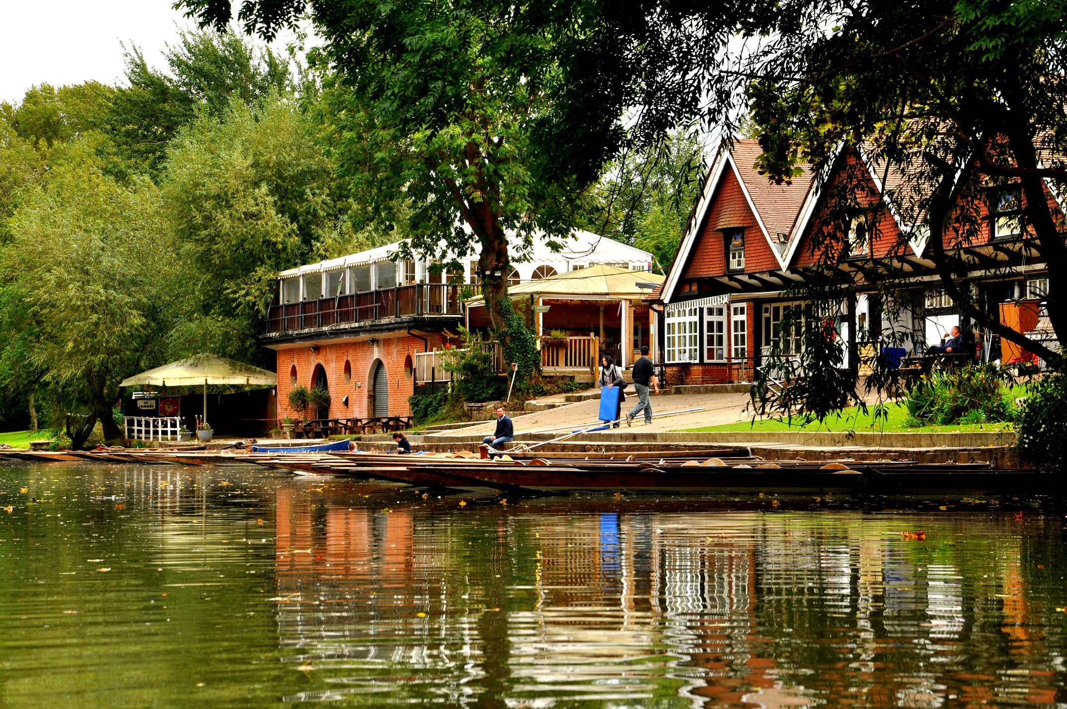 Traditional Punt Hire at Cherwell Boathouse Experience Oxfordshire