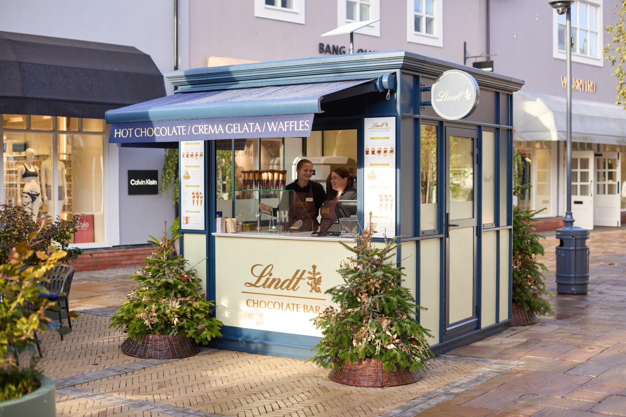 Lindt Launches the World's First 'Chocolate Bar' in Bicester Village